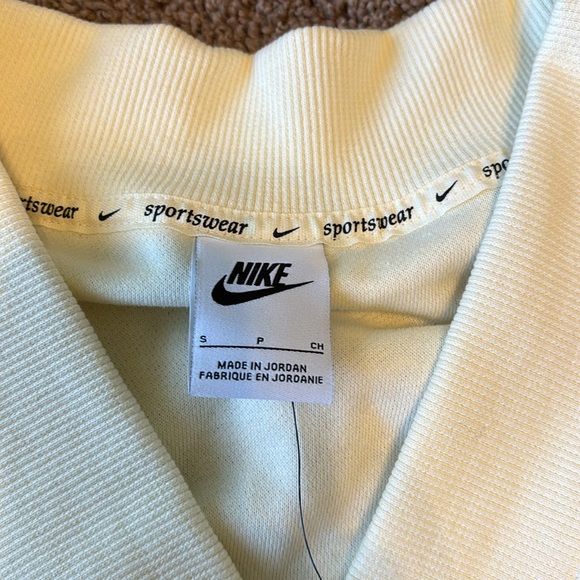 Women’s Nike sportswear cream vest - Picture 4 of 5